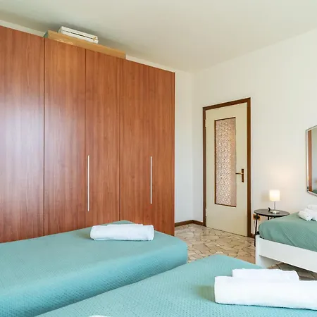 Spacious With Panoramic Views In Appartamento